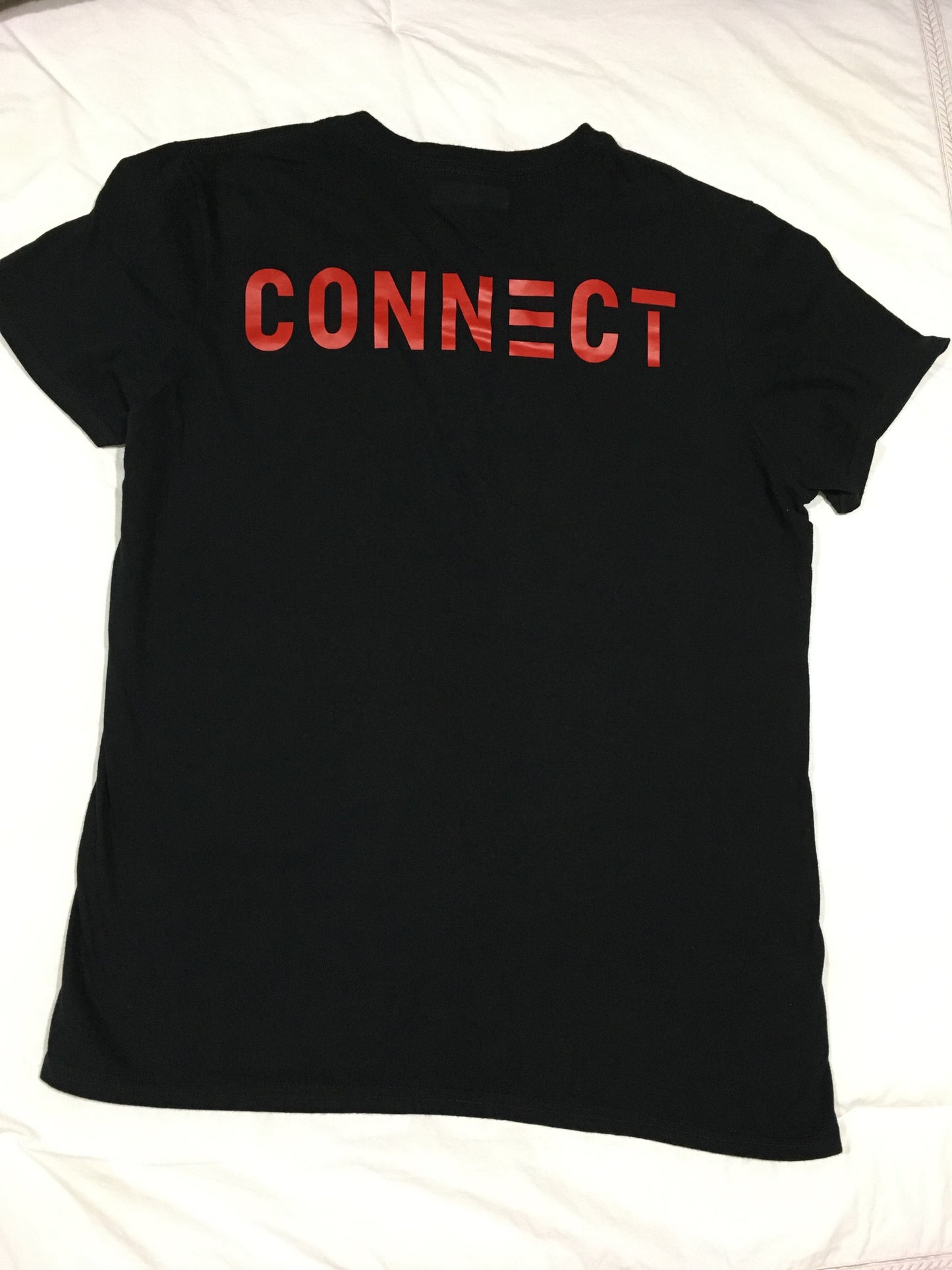 Connect V-Neck T-Shirt - Black/Red